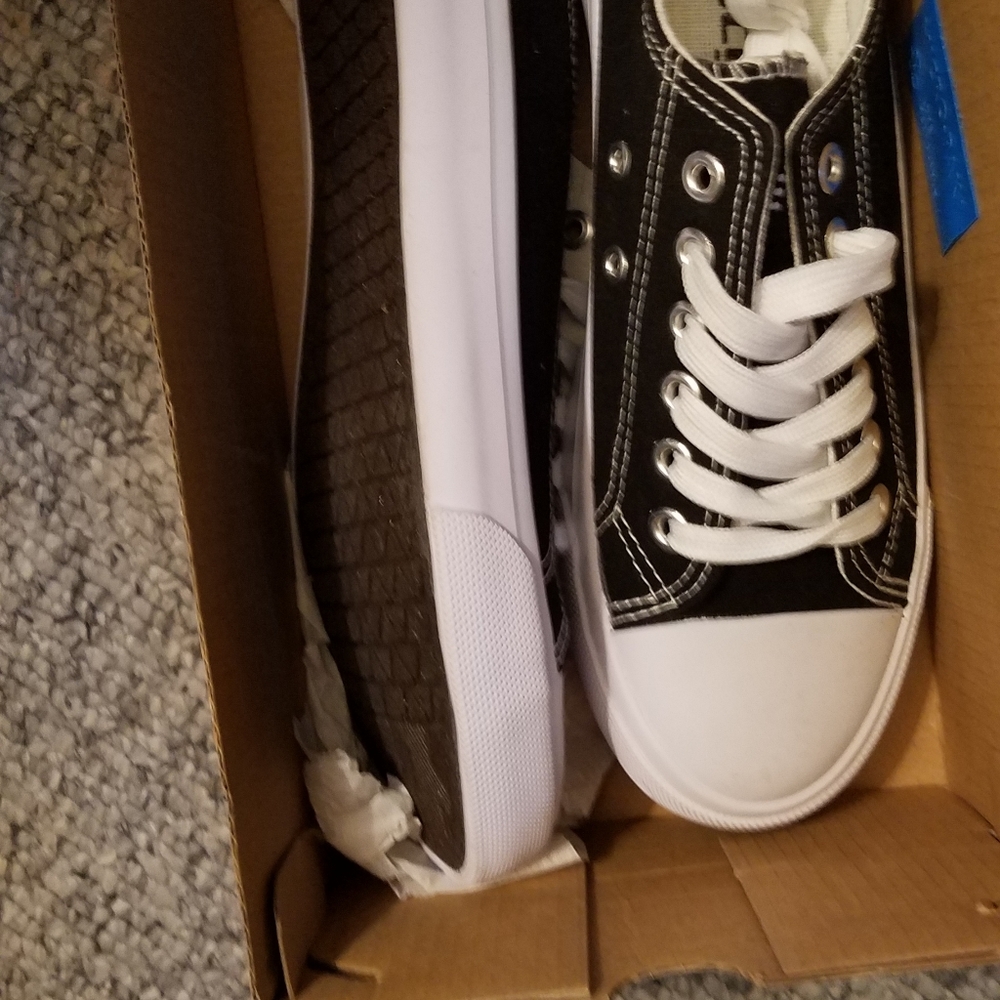 Tennis Shoes Size 6